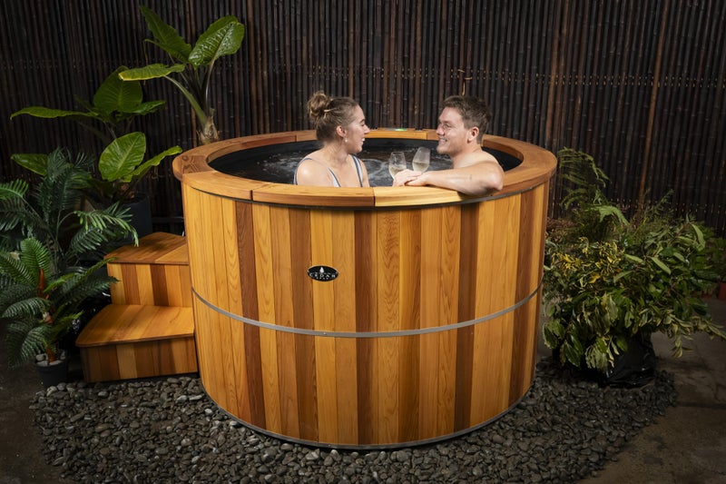 ELECTRIC CEDAR HOT TUB (BLACK POLYETHYLENE INTERIOR)62998273896961113