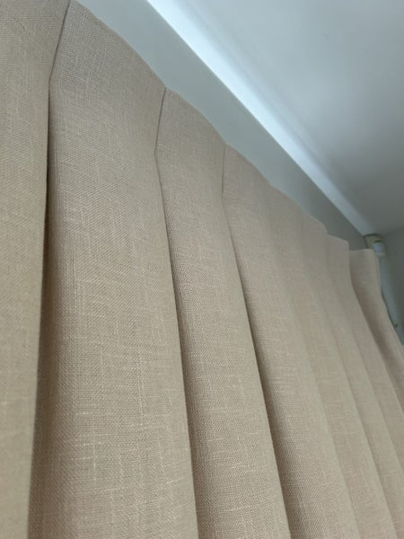 A curtain in “ Sand Stone” poly linen fabric. Width 1.8 m Carousel 2