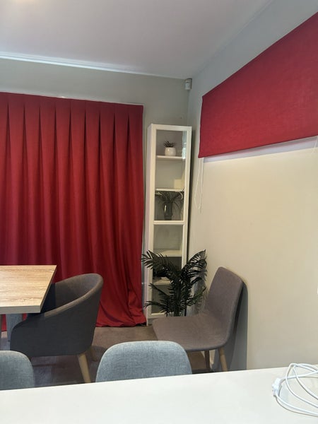 A curtain in “Margot” poly linen fabric. Width 1.8 m. Carousel 1
