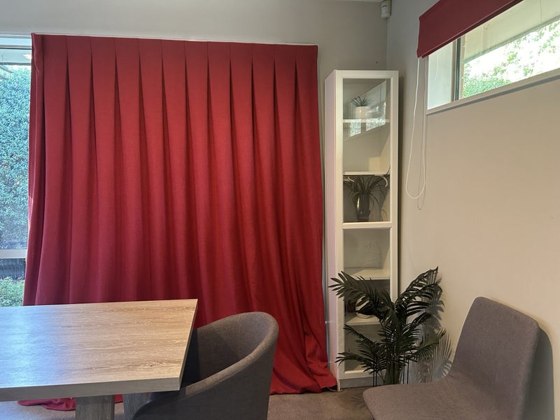 A curtain in “Margot” poly linen fabric. Width 1.8 m. Carousel 2