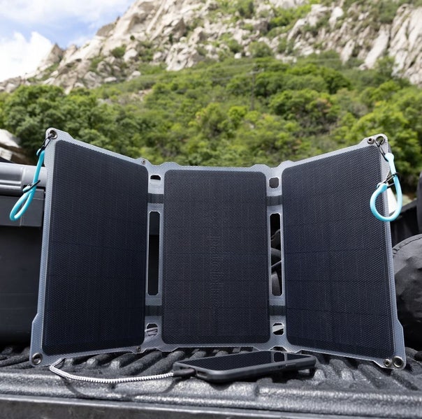 Pale Blue Earth: Approach Solar Chargers (7 Watts) Carousel 5