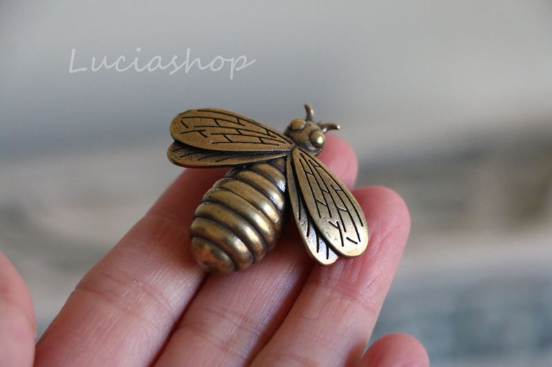 Antique style miniature ornament statue cast brass bee figurine pendant NZ stock Carousel 1