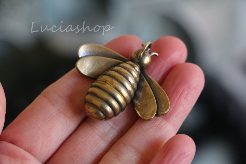 Antique style miniature ornament statue cast brass bee figurine pendant NZ stock Carousel 2