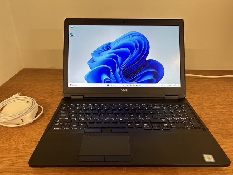 Dell/Precision 3520/i7/16GB/500GB Carousel 1