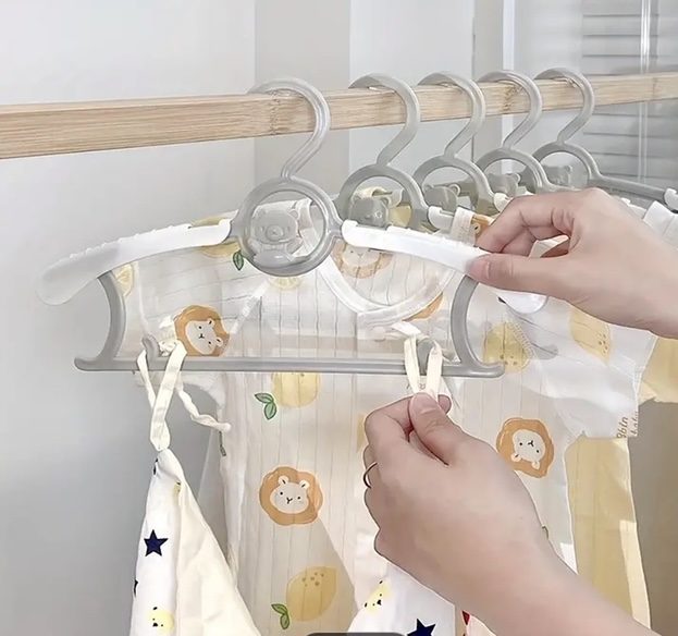 5pcs Adjustable Kids Hangers That Will Grow Up Year0-Year18 Carousel 1