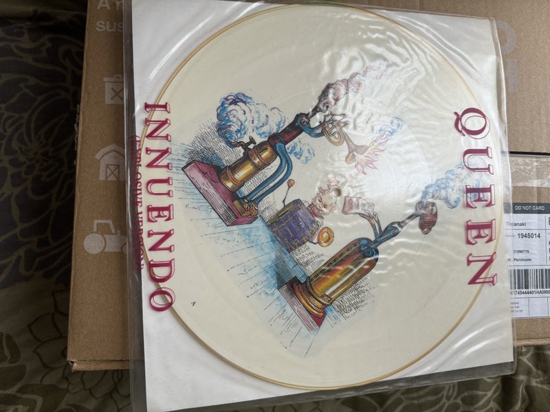 Queen – Innuendo (Explosive Version) Carousel 1