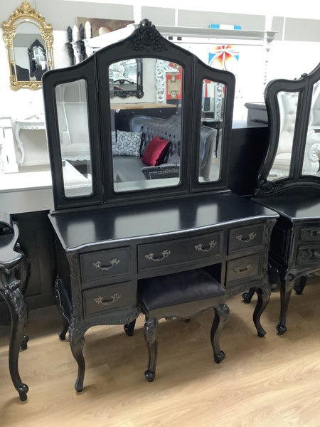 CHATEAU DRESSING TABLE Carousel 1