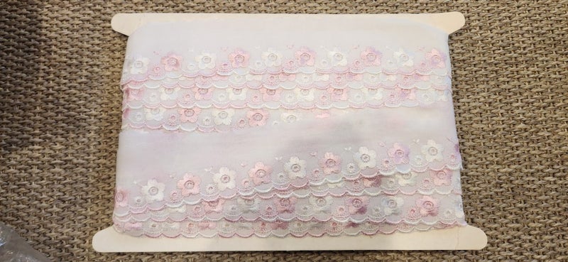 BRODERIE ANGLAISE EDGING Carousel 1
