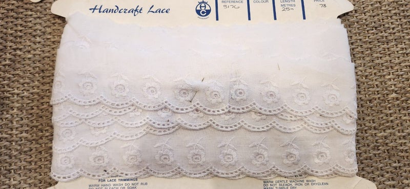 BRODERIE ANGLAISE EDGING Carousel 2