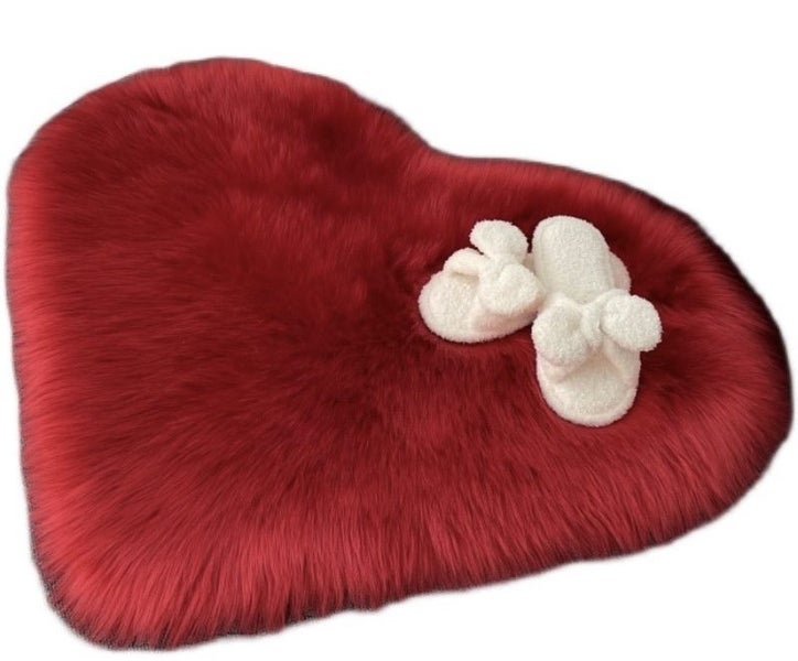 Cozy Heart Shaped Faux Fur Rug - Soft Plush & Shaggy Accent Mat Carousel 2