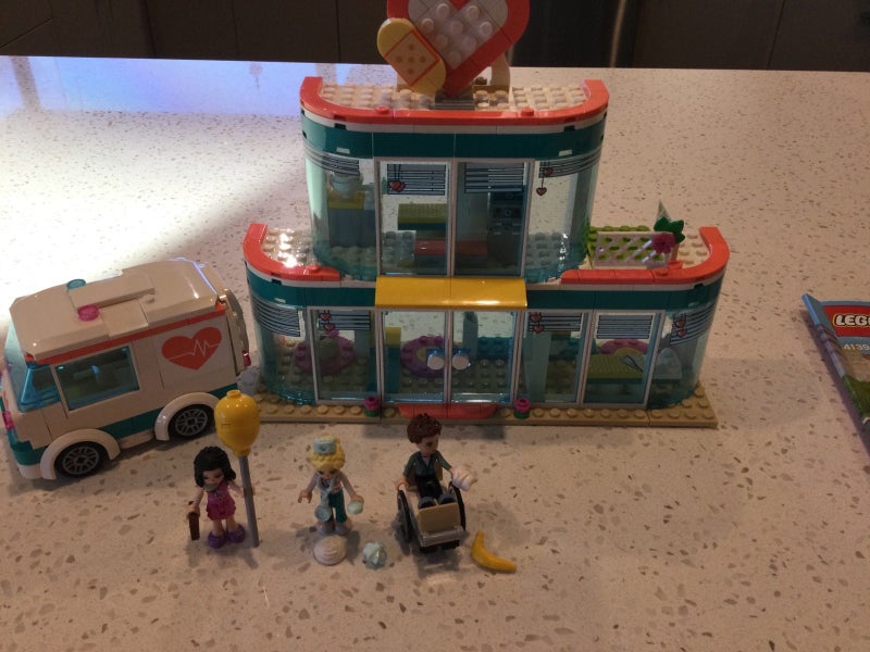 Lego 41394 Friends : Heartlake City Hospital Carousel 1