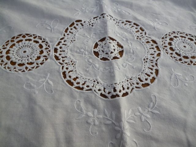 2 COTTON TABLE CENTRES Carousel 2