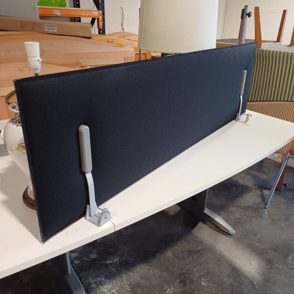 Desk mounted privacy partition- Black Carousel 1