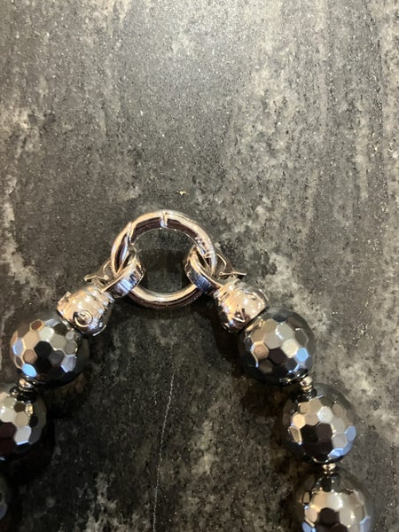 KAGI DARK CHARCOAL HEAMATITE CRYSTAL BRACELET Carousel 3