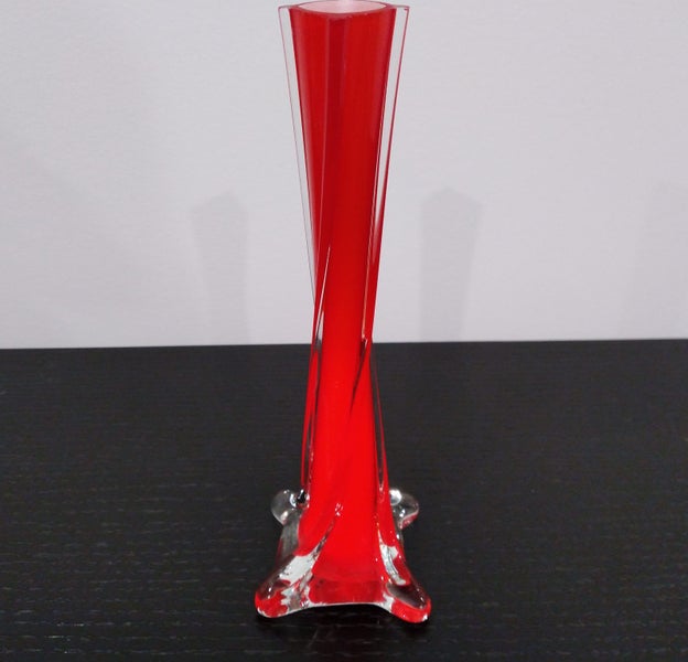 LOVELY VINTAGE RED GLASS VASE Carousel 1