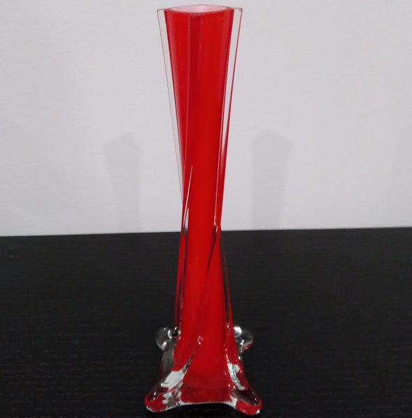 LOVELY VINTAGE RED GLASS VASE Carousel 2