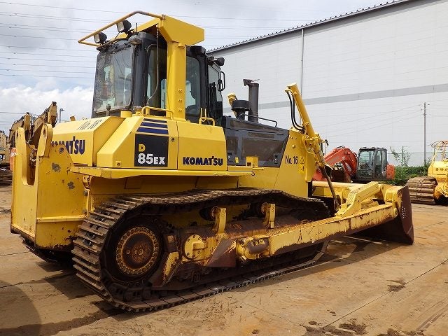 82 x Komatsu triple street grouser shoes 560mm Carousel 1