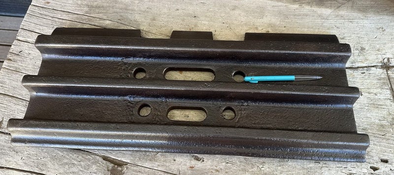 82 x Komatsu triple street grouser shoes 560mm Carousel 2