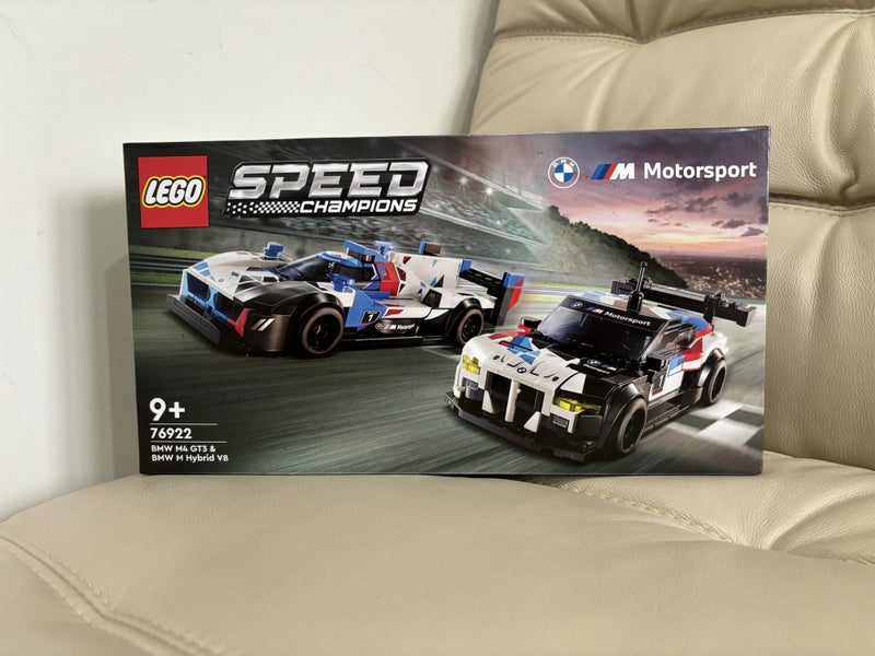 LEGO Speed Champions 76922 - BMW M4 GT3 & M Hybrid V8 Carousel 1