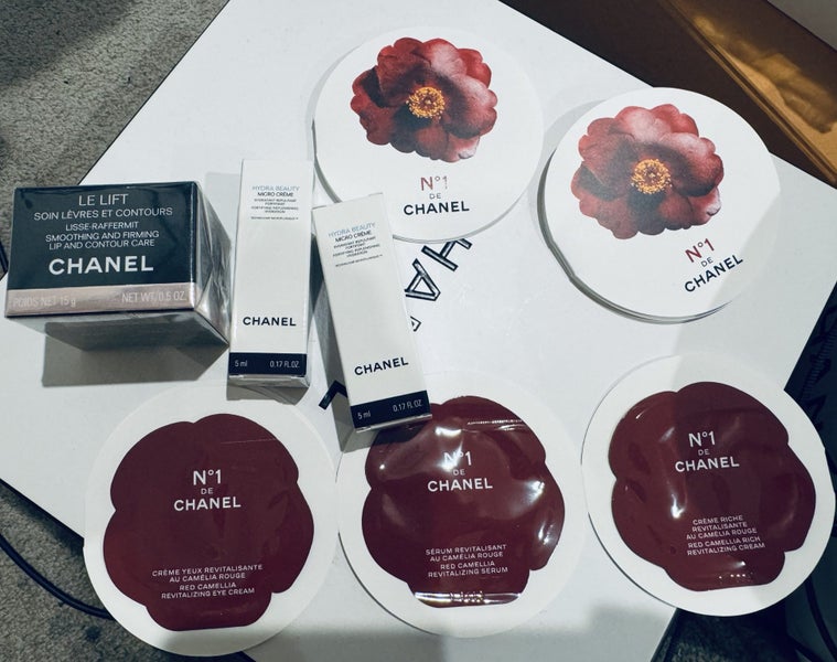 CHANEL LE LIFT LIP AND CONTOUR CARE 15g Carousel 1