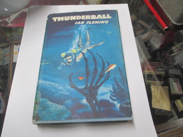 JAMES BOND / THUNDERBALL .1961 FIRST PUBLISHED . GLIDROSE. DJ Carousel 1
