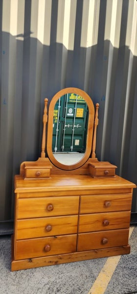 Duchess with mirror Carousel 1