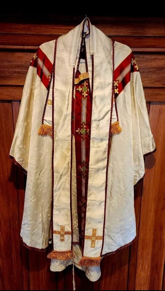 Spectacular Vintage Embroidered White Chasuble & Stole! Carousel 2