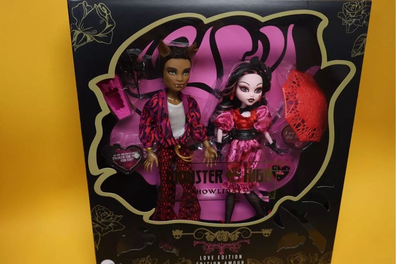 Monster High 2024 Draculaura and Clawd Wolf Howliday Love Edition 2-Pack Carousel 1