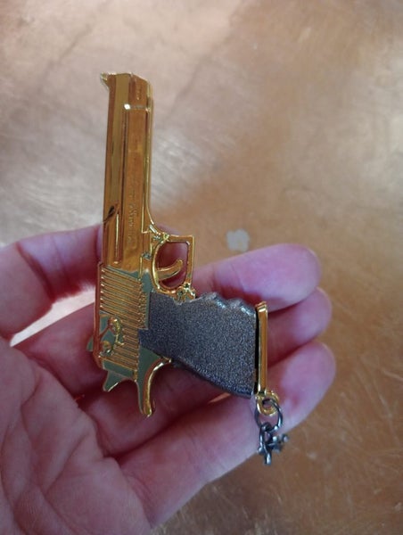 **RETRO STYLE HEAVY GOLD PISTOL KEYRING** Carousel 9