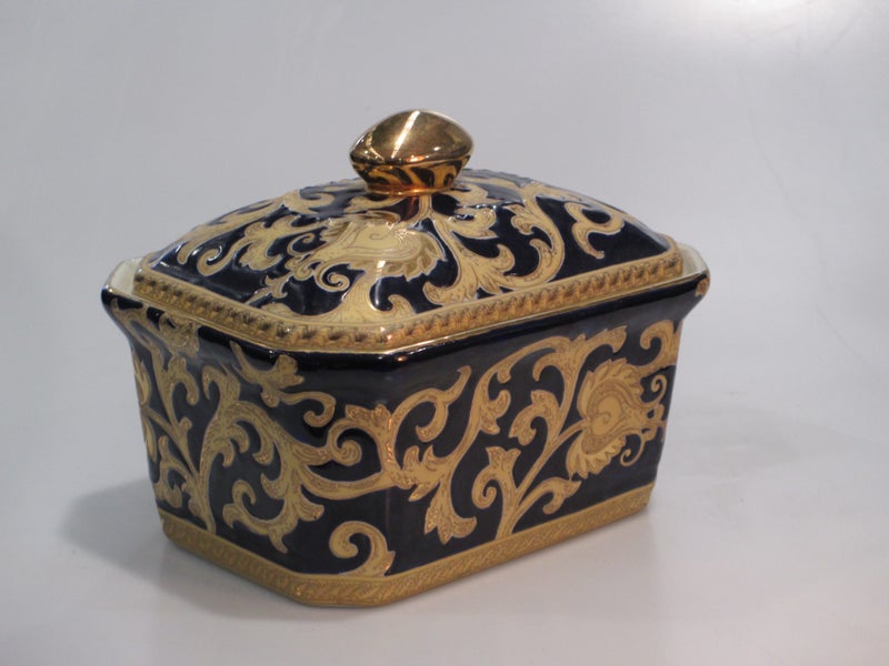 Chinese Porcelain Box with Lid Carousel 2