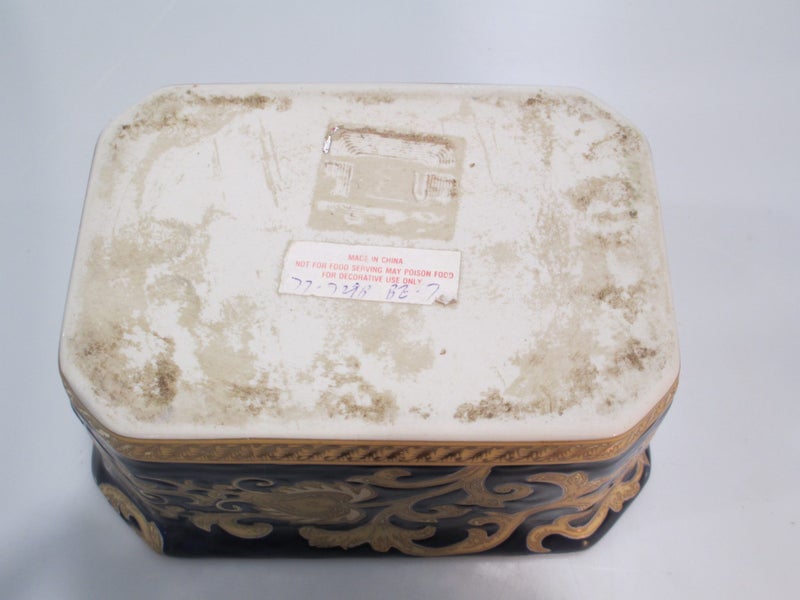Chinese Porcelain Box with Lid Carousel 6