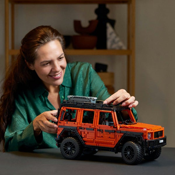 LEGO Technic: Mercedes-Benz G 500 PROFESSIONAL Line - (42177) Carousel 2