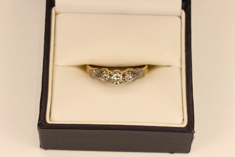 Vintage 0.30CT Three-stone 18ct Diamond ring Carousel 1