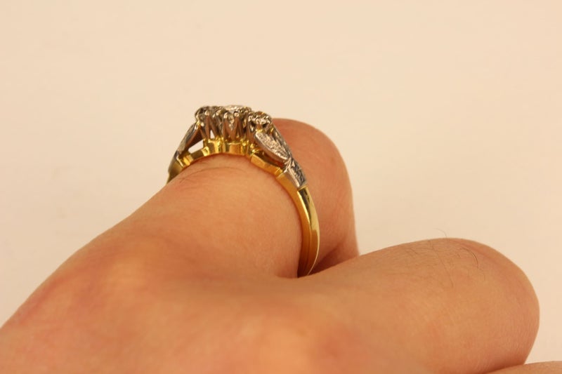 Vintage 0.30CT Three-stone 18ct Diamond ring Carousel 8