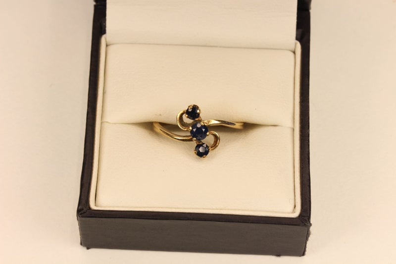 9ct Sapphire ring Carousel 1
