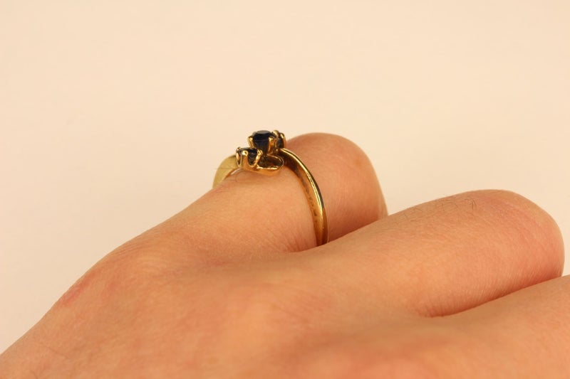 9ct Sapphire ring Carousel 8