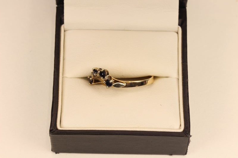 9ct Sapphire & Diamond ring Carousel 2