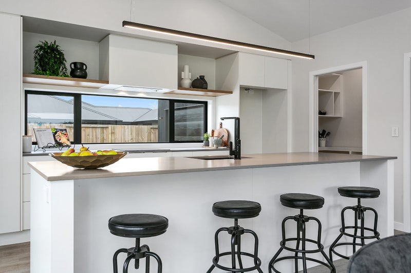 Stylish Family Living with views!62866863324547114