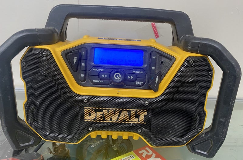DeWalt DCR029-XE 12V-18V XR Li-ion Cordless Bluetooth Jobsite Radio . Carousel 1
