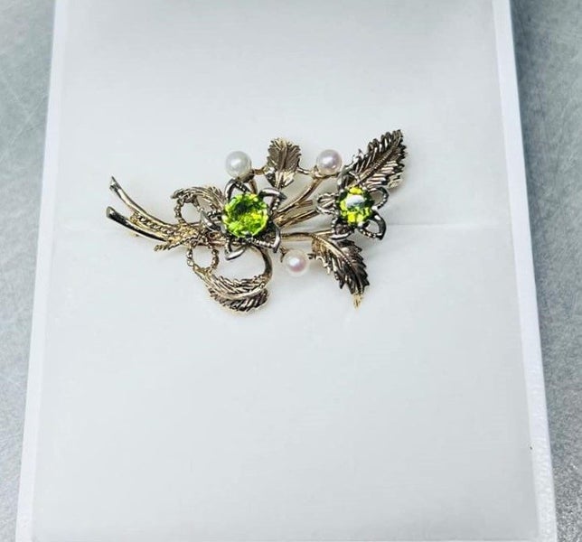 PERIDOT & PEARL BROOCH Carousel 2