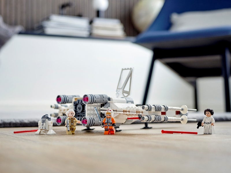 Lego 75301 Luke Skywalker’s X-Wing Fighter Carousel 2