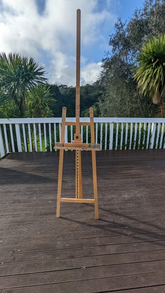 Winsor and Newton art Easel Carousel 1