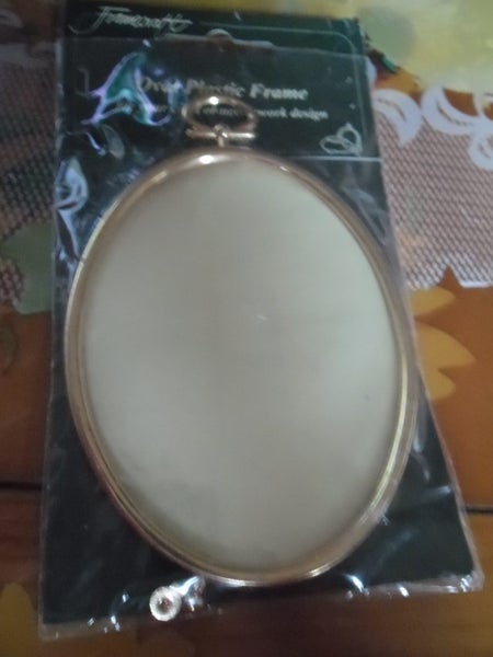 Oval Plastic Frame - 114 x 88mm Carousel 1