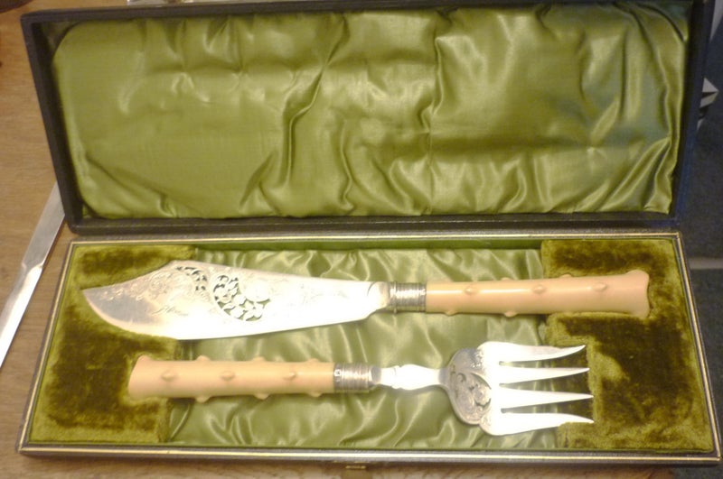 ORNATE SILVER FISH SERVING SET Carousel 1