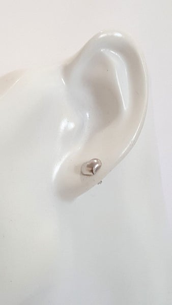 An Elegant And Simple Pair Of 18 CT White Gold Heart Stud Earrings Carousel 6