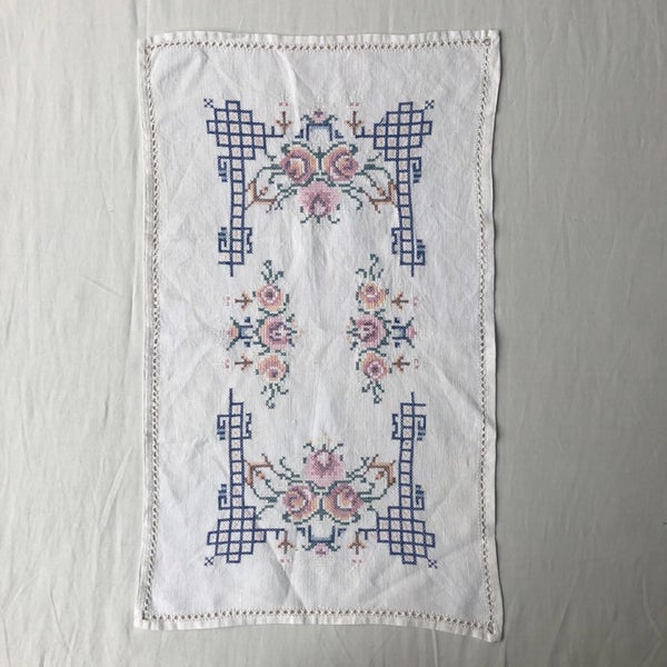 Vintage Hand Embroidered Cross Stitch Floral Doile Doily Placematt Carousel 12