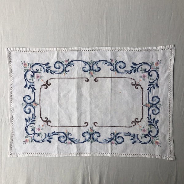 Vintage Doile Doily Old Linen Textile Hand Embroidered Cross-stitch Placemat Carousel 1