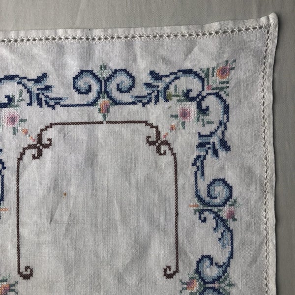 Vintage Doile Doily Old Linen Textile Hand Embroidered Cross-stitch Placemat Carousel 14