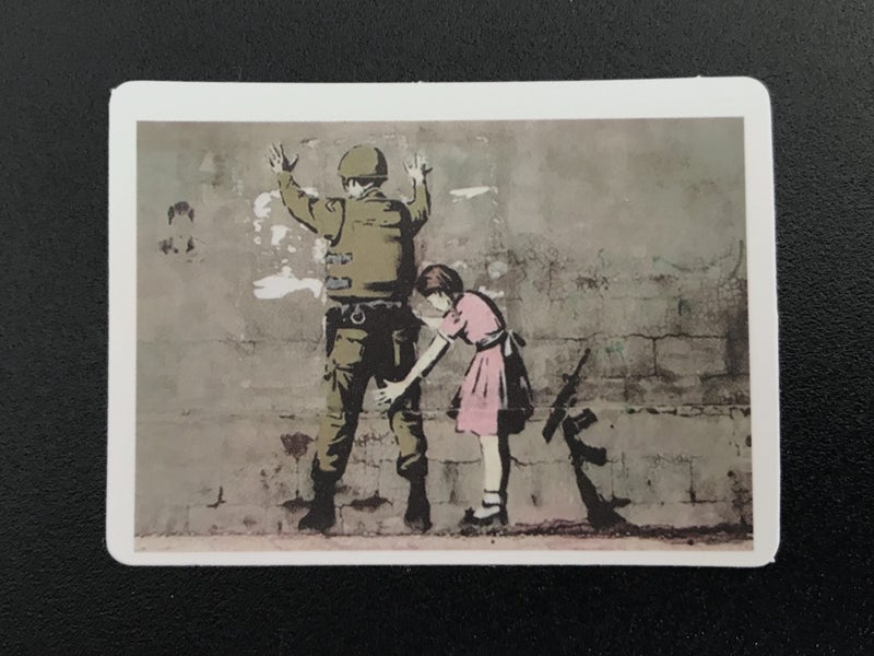 ** BANKSY ART ** 1 x Sticker - Girl searching Soldier (5cm) Carousel 1