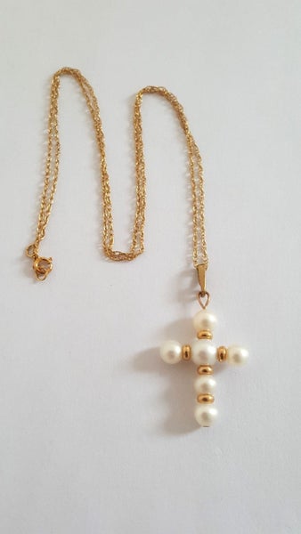 A Lovely 9ct Gold Pearl Cross And Chain Carousel 1